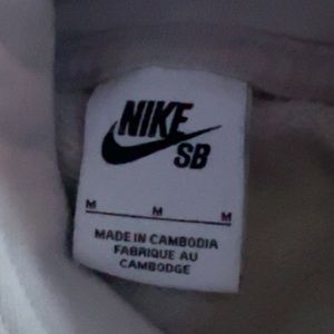 nike sb hoodie size m. basically brand new. only worn a couple times